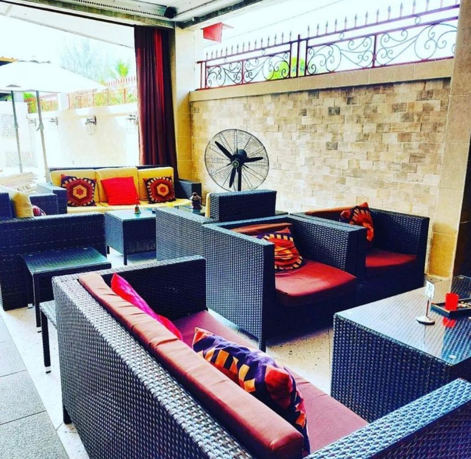 Residence Hoteliere Le Jomonia Либревиль Экстерьер фото